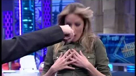 El botn de la camisa de Anna Simn le juega una mal...