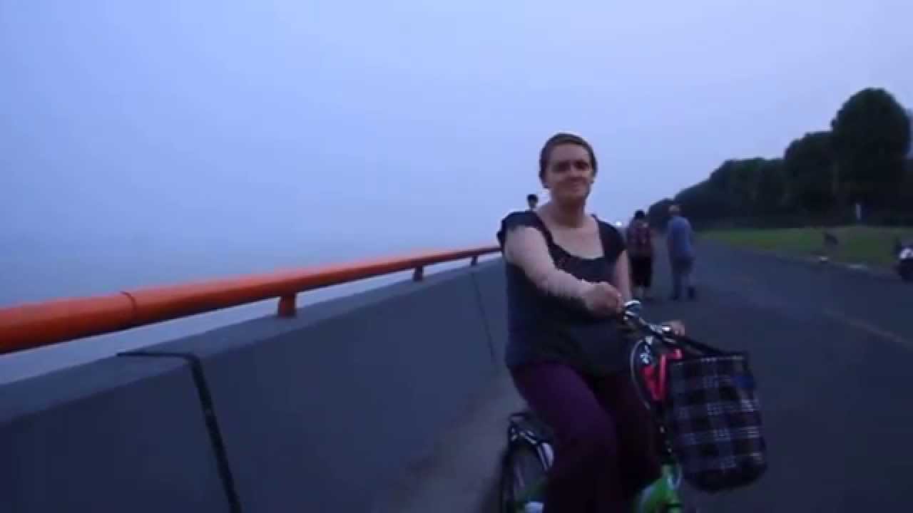 A Walk by the QianJiang River in Hangzhou, China (MVI 2423)