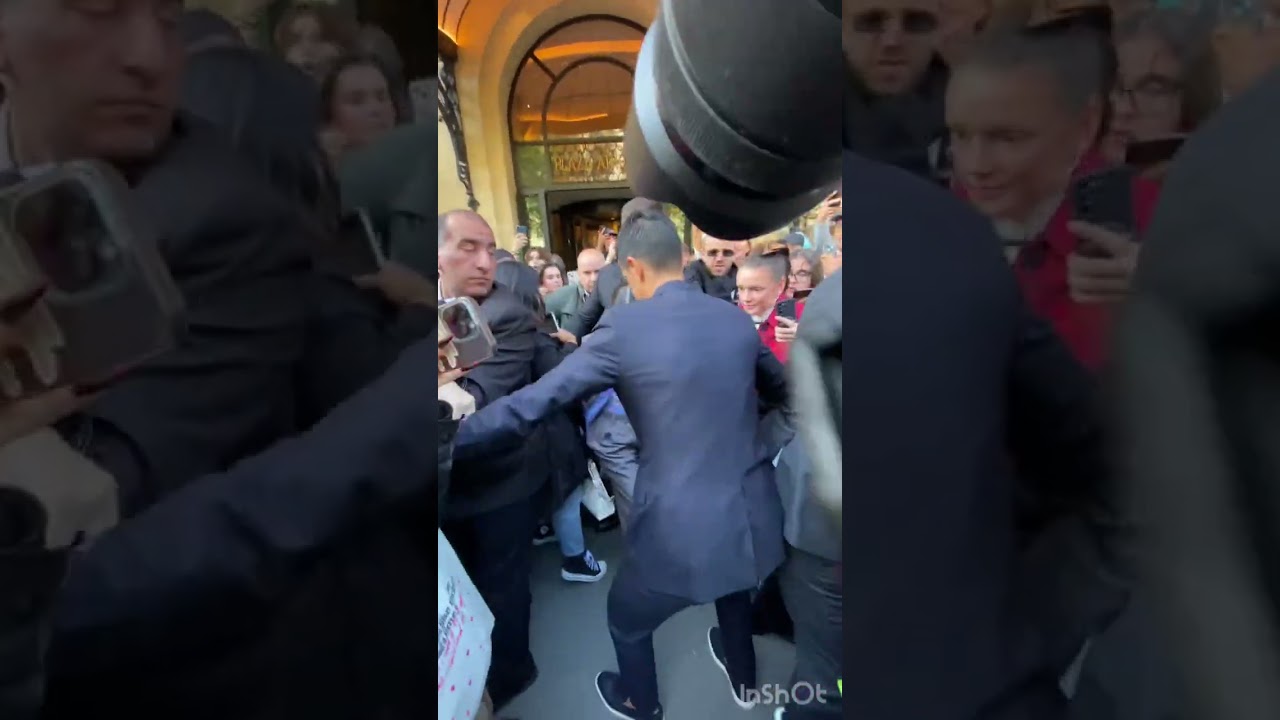 Selena Gomez  in paris left hôtel take pictures with fans 24/September/2023