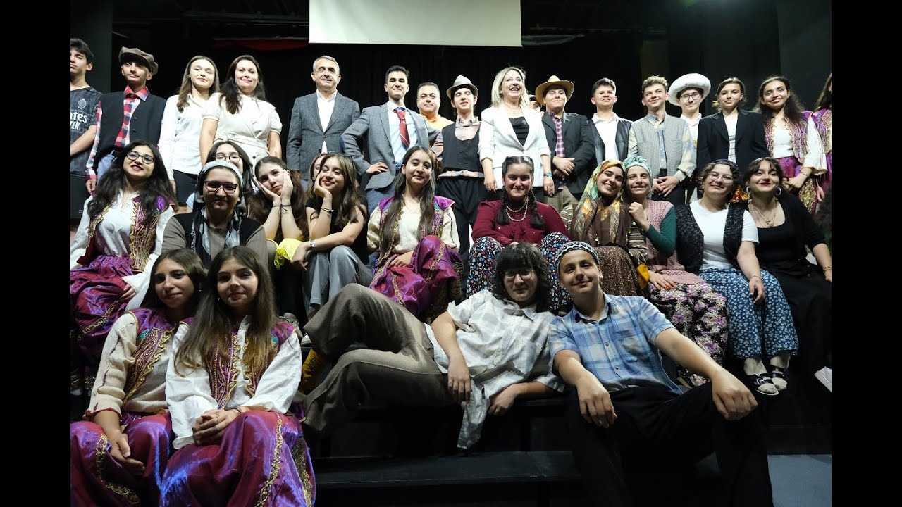 Komşu Köyün Delisi Tiyatro Gösterisi