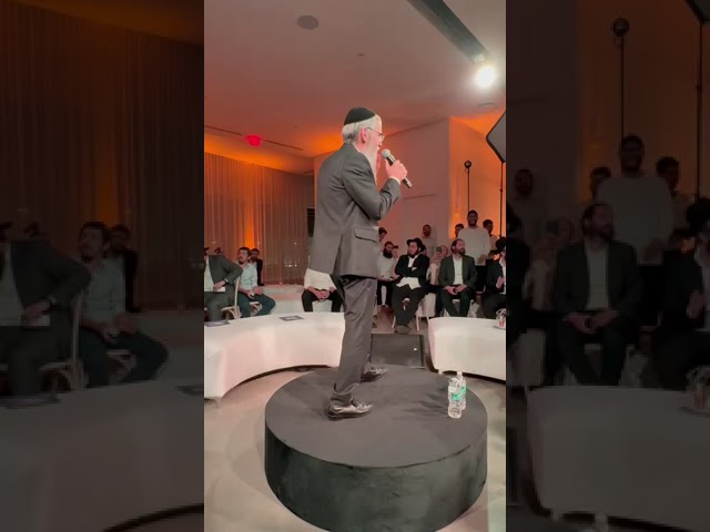 Avraham Fried singing Nisht Gedeiget Yidden in Miami