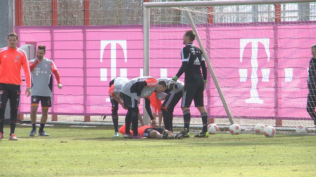 FC Bayern München: Spaßvogel Ribéry greift Rafinha zwischen die Beine rafinha munchen