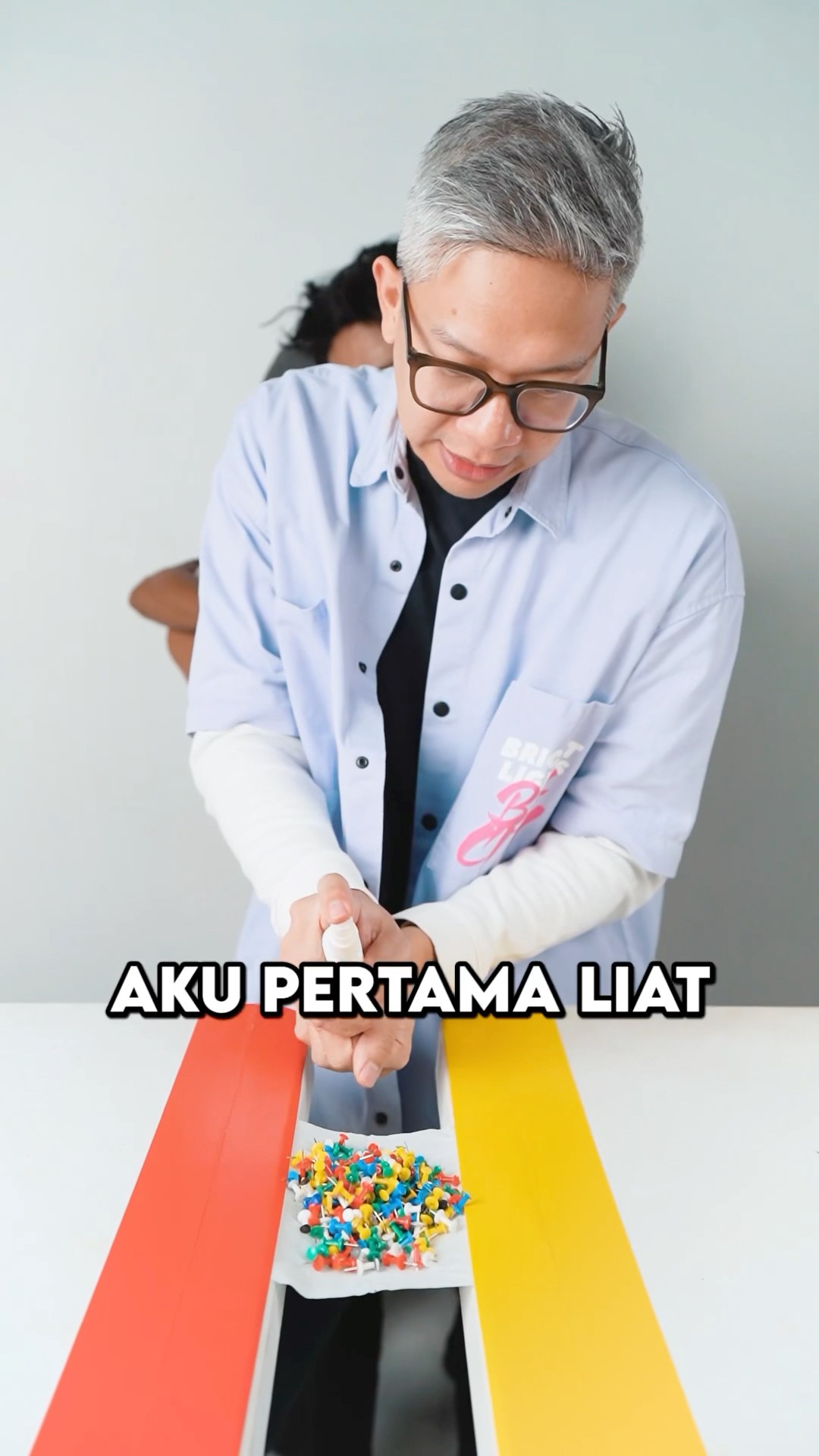SEMPROT TISUE JANGAN SAMPAI JARUMNYA JATUH!!
