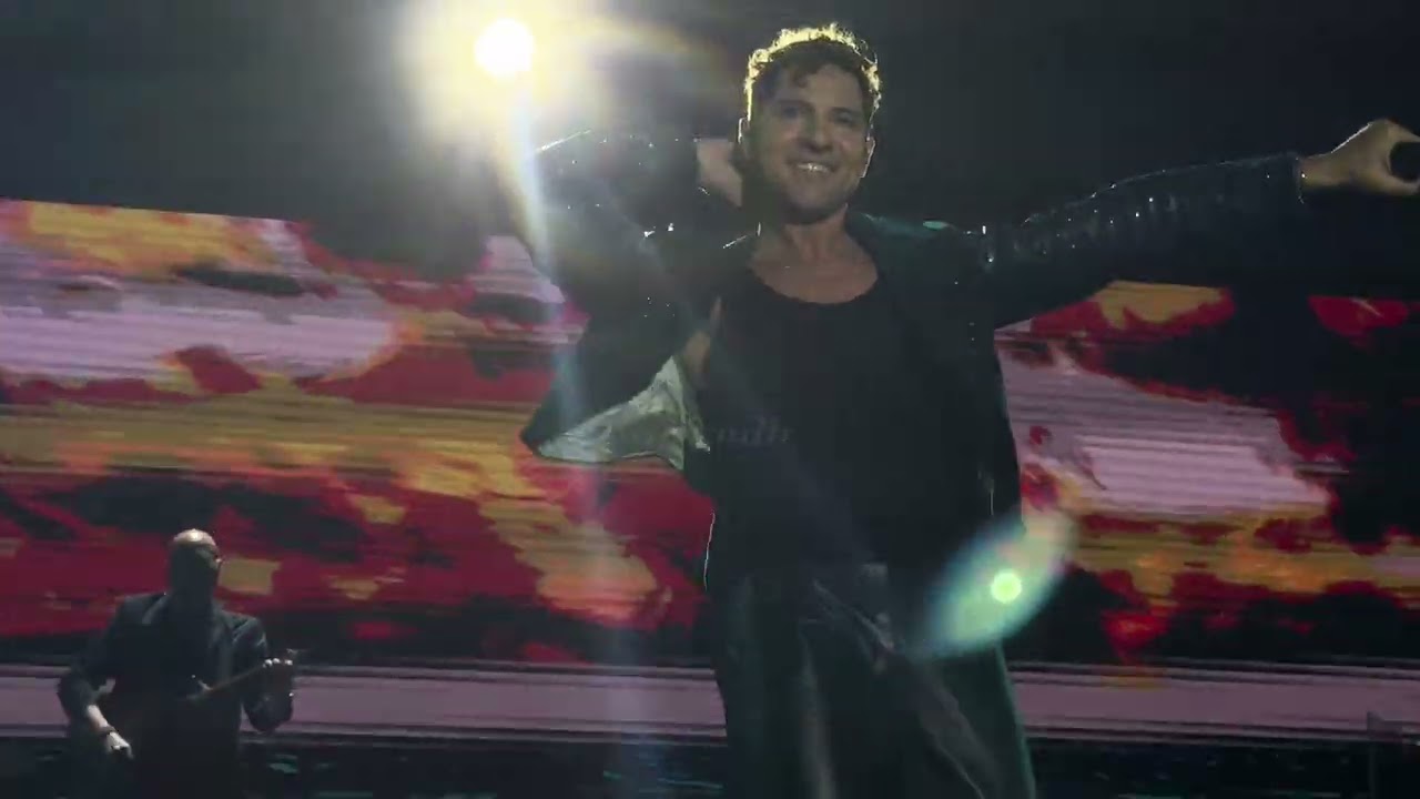 Medley de baladas del último disco de @Davidbisbaloficial en Sevilla