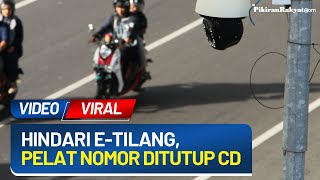 Viral! Aksi Emak-emak Tutup Pelat Nomor Kendaran Pakai CD Diduga untuk Hindari Tilang Elektronik