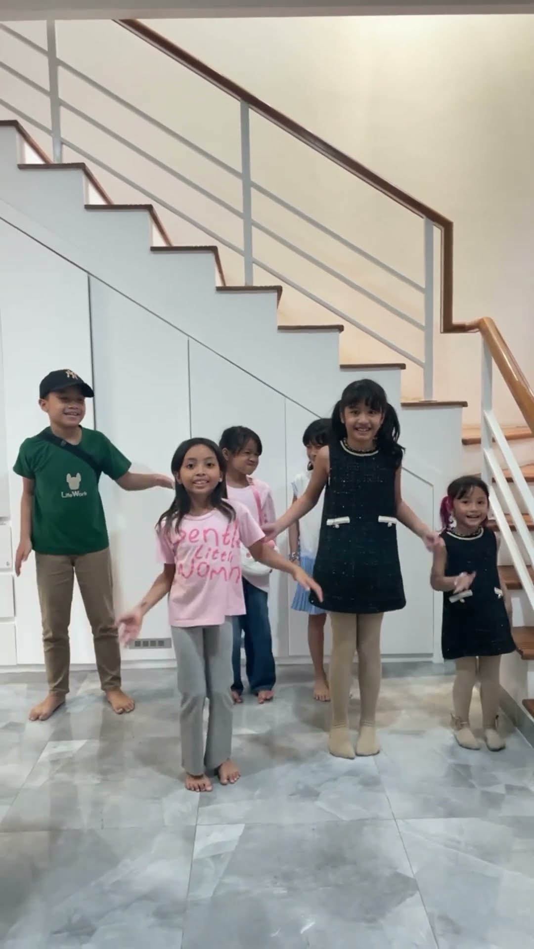 LEIKA JOGET GWENCHANA TENG TENG BARENG TEMEN-TEMENNNYA #leika #shots
