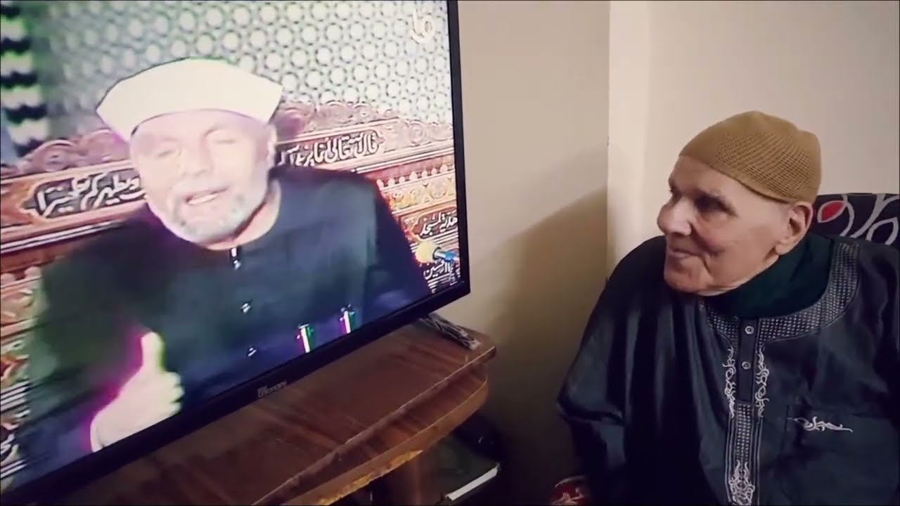 كان منور مائدة الإفطار بضحكته .. الفنان القدير نعيم عيسى في لقطات عفوية من بيته وسط أحفاده