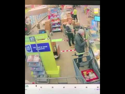 Oudere Vrouw Valt Man Aan Wegens Te Weinig Afstand, Man Gooit Zak Potgrond Op Haar!!!