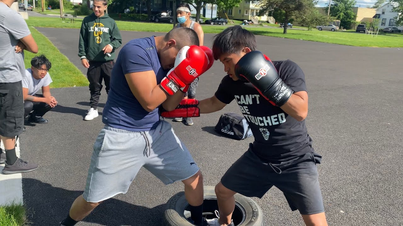 Toe to toe STREET BOXING 🥊