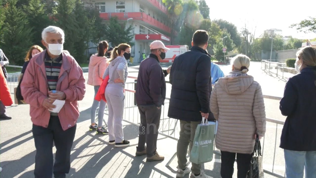 Ora News - Momentet prekese para Infektivit: Vajza kthehet nga Italia, qan e lutet për të atin