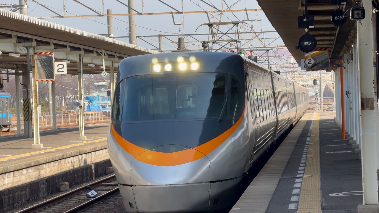 リニューアル8000系】特急しおかぜ5号 多度津駅入線シーン - YouTube