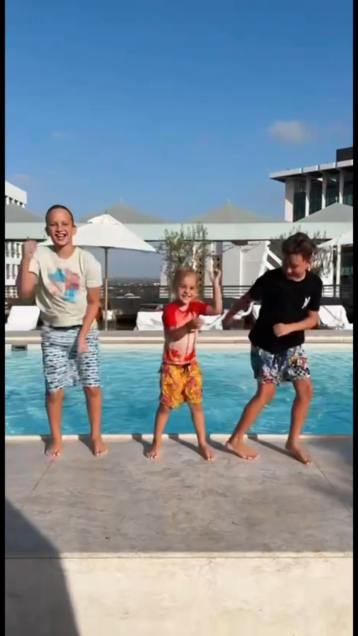 Vlad and Niki - Summer joy and fun in the pool!