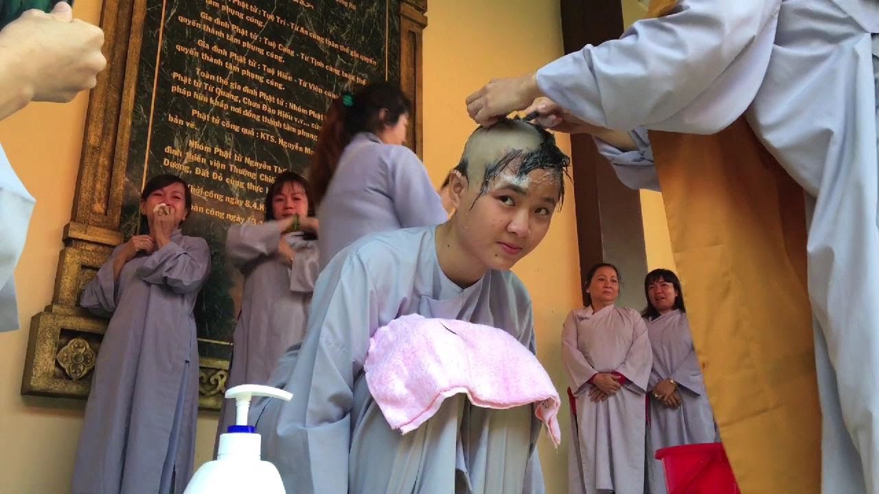 尼僧剃髪得度式37　nun headshave