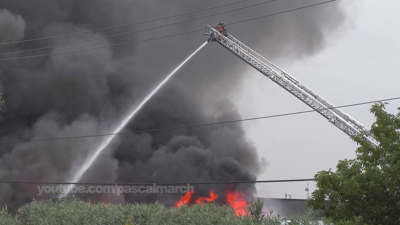 Lightning ignites large industrial fire - Un éclair allume un feu industriel à Longueuil spal atalanta online