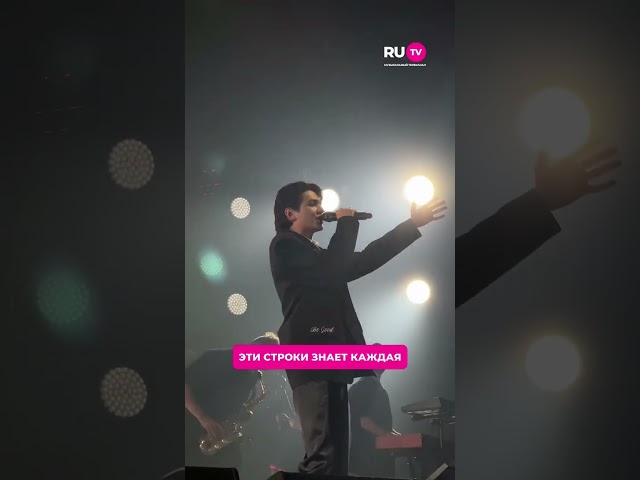 Один из самых горячих хитов Akmal звучит со сцены во время сольного концерта артиста 
