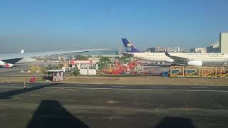 Qatar 777-300er landing Manila