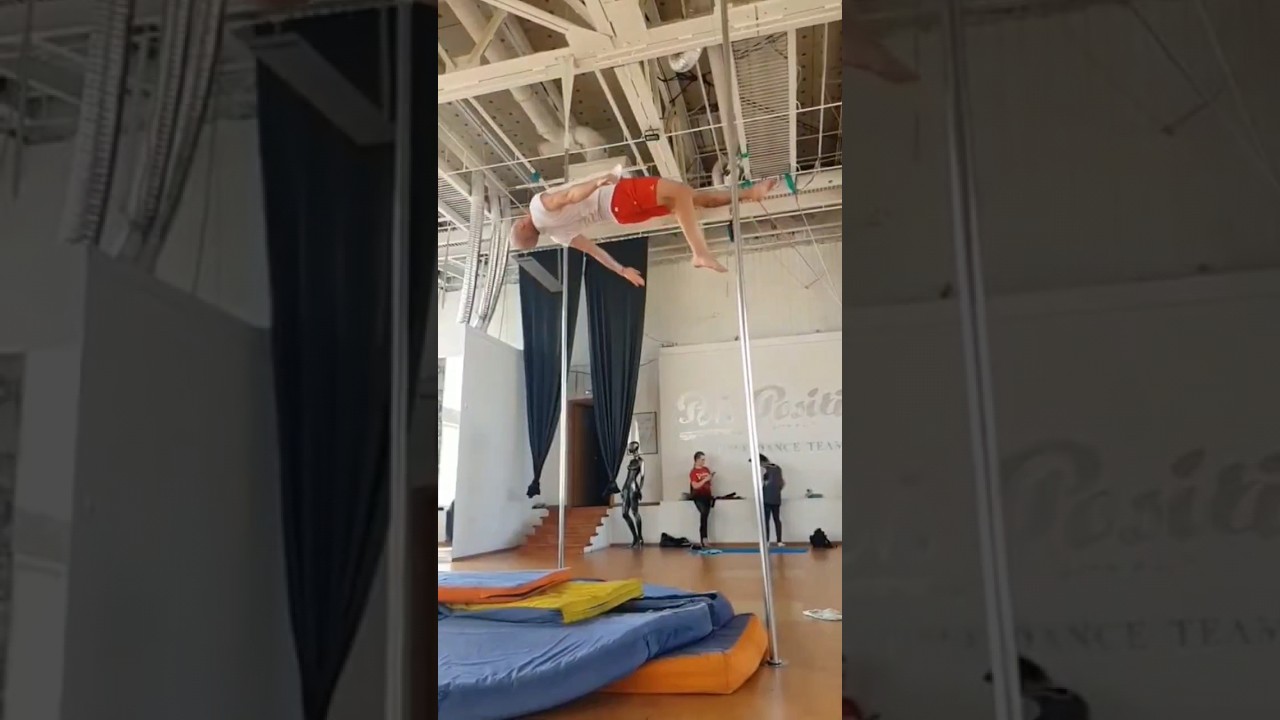AWESOME MALE POLE DANCE 