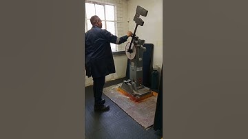 BREAKING V-NOTCH MACHINED BAR FOR FLEXION TOUGHNESS TEST 9N MOUTON PENDULE DE CHARPY IN LABORATORY