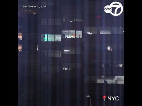 וִידֵאוֹ: Tribute in Light Annual Memorial to 9/11 בניו יורק