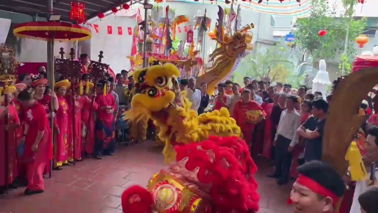 Múa Lân tại sảnh nhà thờ họ Đồng Văn (ngư lộc - Thanh Hóa)