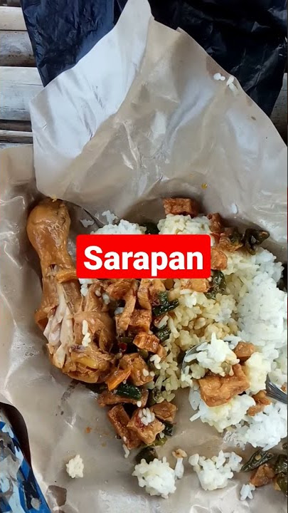 Traktor sawah makan pagi