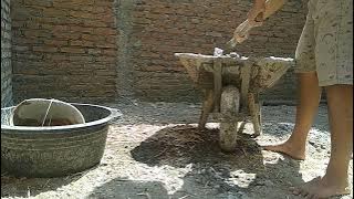 ASMR SUARA MENGADUK LULUH BAHAN BANGUNAN