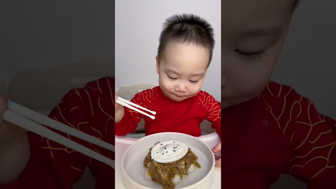 💞💞今天吃牛肉盖饭😋，可爱的宝宝光盤行動開始啦#小吃貨的日常#寶寶吃飯 