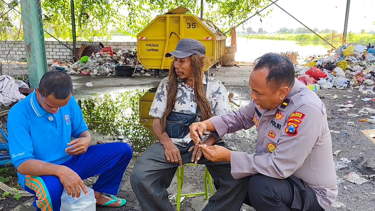BAPAK PEMULUNG MENYAMAR OD9J SAAT MAU DIBERSIHKAN, TIBA TIBA ADA PEMUDA DITEMUKAN TEL@NJANG 