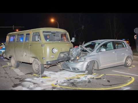 27.11.2021 - UAZ Buchanka und VW Golf kollidieren im Kreuzungsbereich