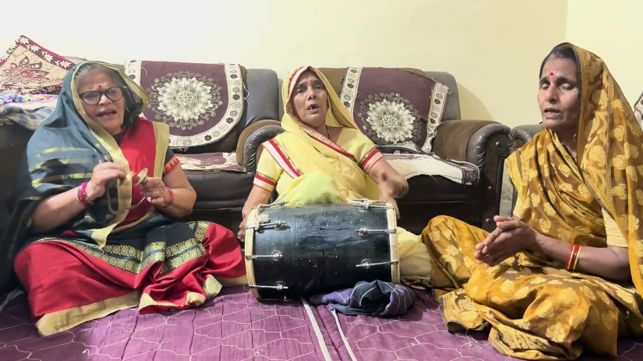 radha bethi thi duyare kanha dar gye gulal🙏👍