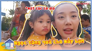 Bảo Ngọc đi lựa từng bịch bánh để tặng cho mấy bạn ở Cô nhi viện, cơ địa cọc chứ Ngọc đang mắc cỡ đó