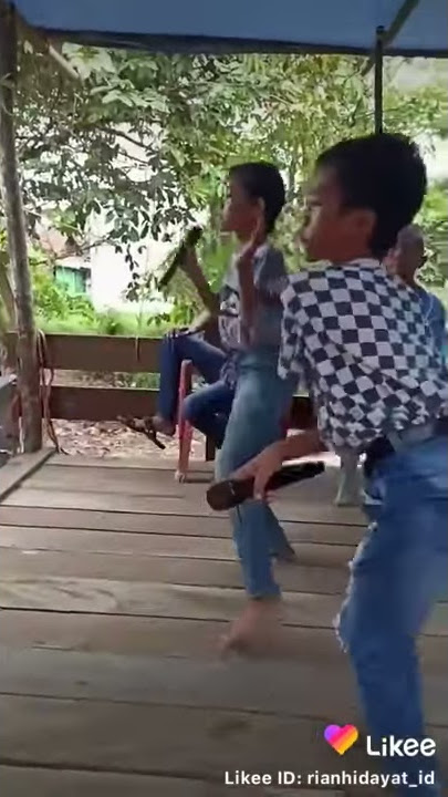 BANCI NYANYI DI ATAS PANGGUNG