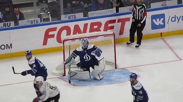 Alexander Yaryomenko in action during the Dynamo @ Traktor hockey game