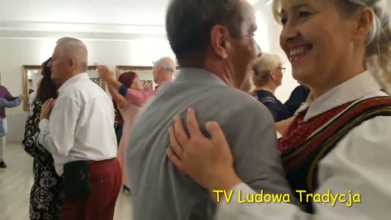 CZY TU CZY TAM PO ŚWIECIE BŁĄKAM SIĘ SAM A TĘ BŁEKITNĄ MAŁĄ CHUSTECZKĘ ZAWSZE PRZY SOBIE WCIĄŻ MAM