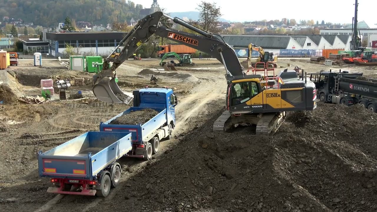 Volvo EC350E NL lädt Kipper