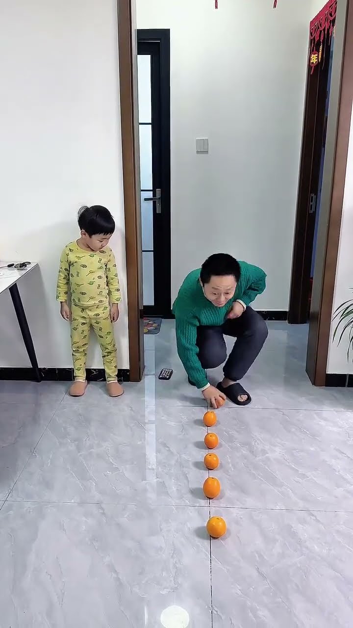 用橙子测试爸爸玩手机，这次懵圈了吧！#Cute baby#Cute#呆萌小米宝#聪明宝宝#萌娃