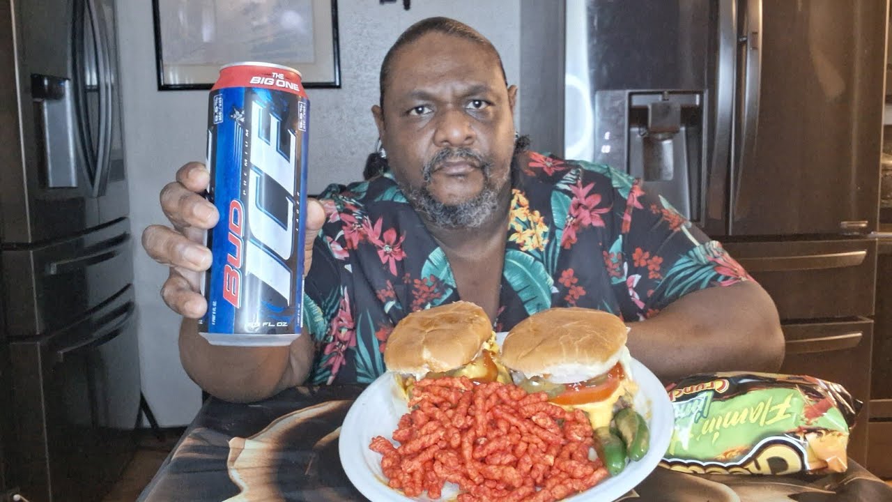 Два чизбургера и пылающие лаймовые чипсы Cheetos. А я взяла себе ледяное пиво Bud Ice Beer. Какое...