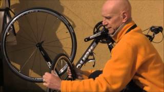 Riparazione foratura bicicletta e verifica integrità pneumatico - YouTube