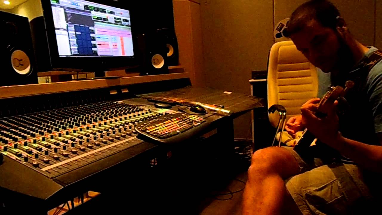 Danilo Bareiro gravando musica Coração de Papel