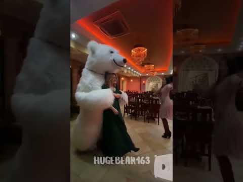 Мишаня король танцпола! #shorts #белыймедведь #ростоваякукла #новый2023год #танцы #краш