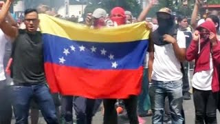 Массовые протесты в Венесуэле переросли в столкновения с полицией