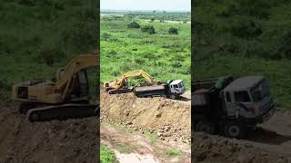 Excavator helping recovery dump truck stuck #viral #truck #dumptruck #stuck #shortvideo
