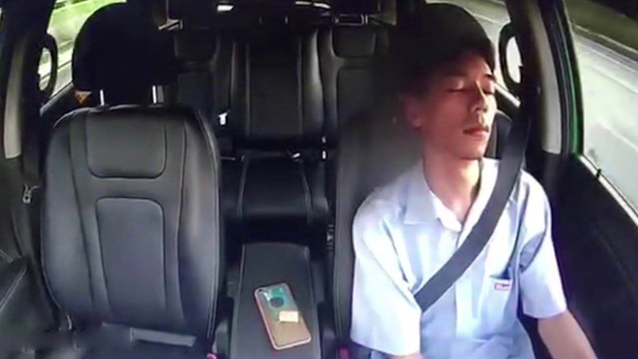 Driver sleeps for a full minute while driving YouTube