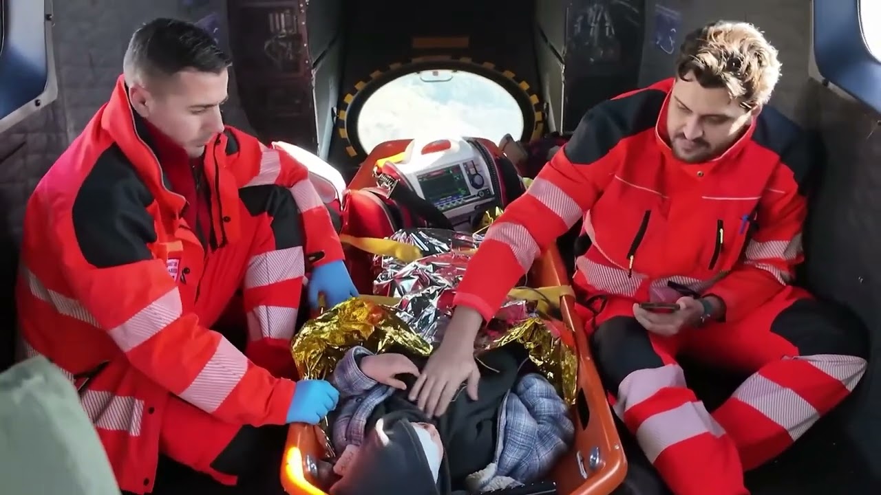 Forca Ajrore me helikopterin “Cougar”, duke transportuar drejt Spitalit një fëmijë të lënduar në kok