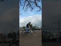 ギアが重いまま信号で止まってしまった時、足を着かずにギアを変える方法 #shorts #mtb