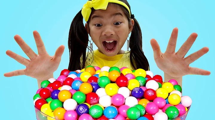 Emma Pretend Play with Colorful Gumball Machine an...