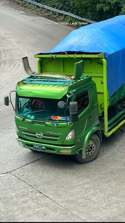 Detik-Detik Ban Truk Pecah
