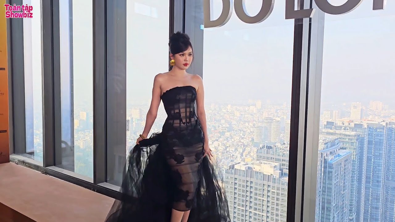 Ngọc Trinh, Hòa Minzy đọ sắc cùng dàn hoa á hậu với thảm đỏ view toàn cảnh Sài Gòn quá đẹp