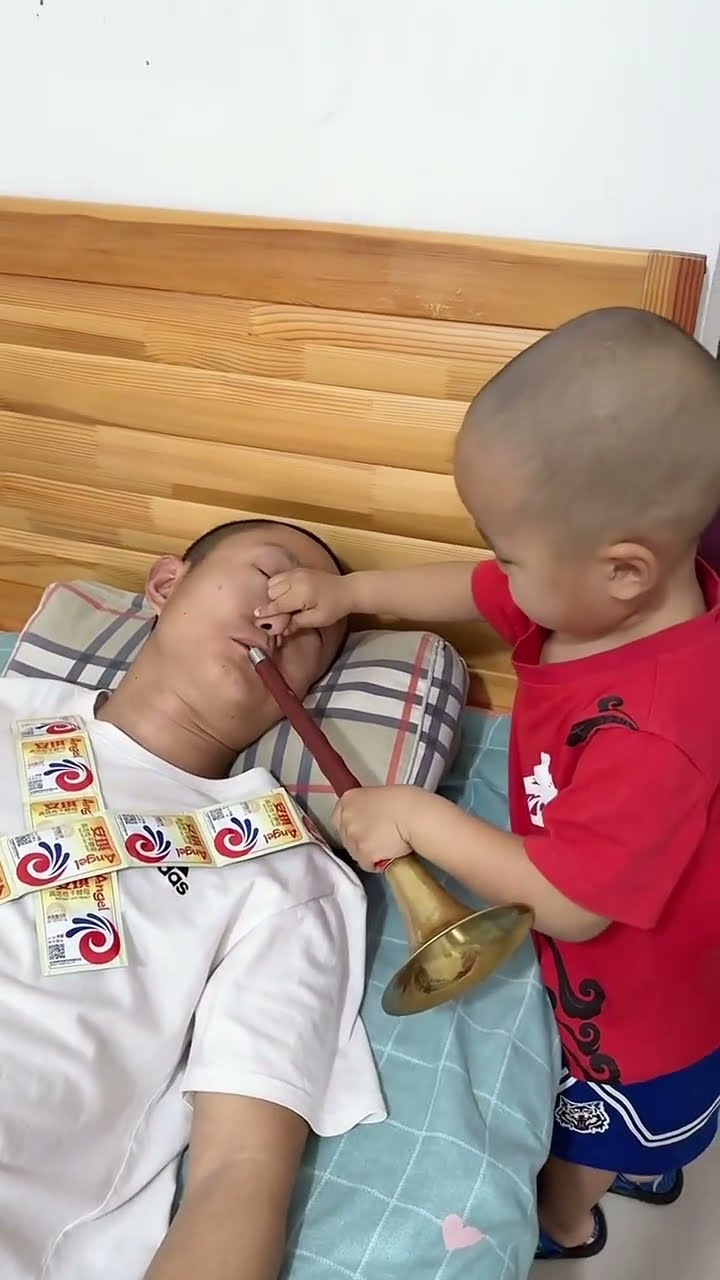 看我爸爸多厉害，睡着了还会吹喇叭！#Cute baby#Cute#呆萌小米宝#聪明宝宝#萌娃