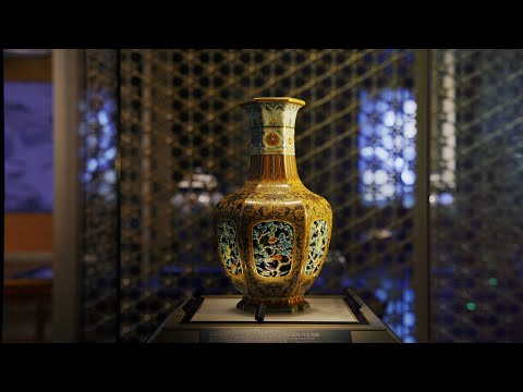 国宝时刻｜乾隆款外粉彩内青花镂空花果纹六方套瓶：揭秘一器之上的东方